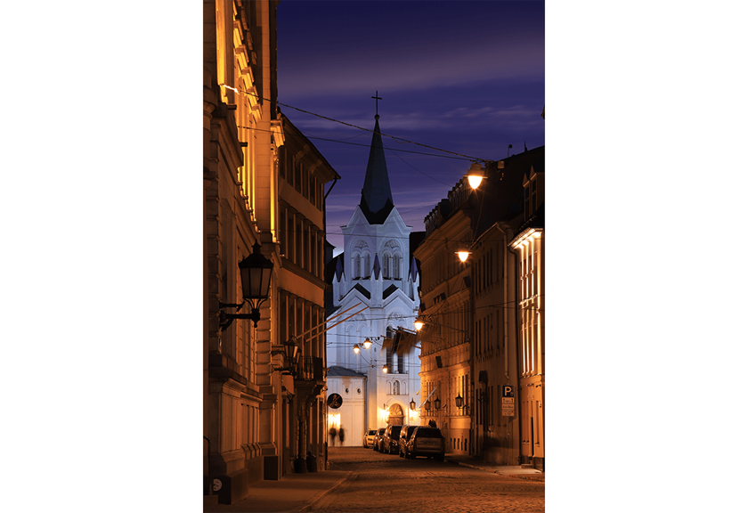 Lowlight image of European alleyway - sample photo by Canon 6D Mark II