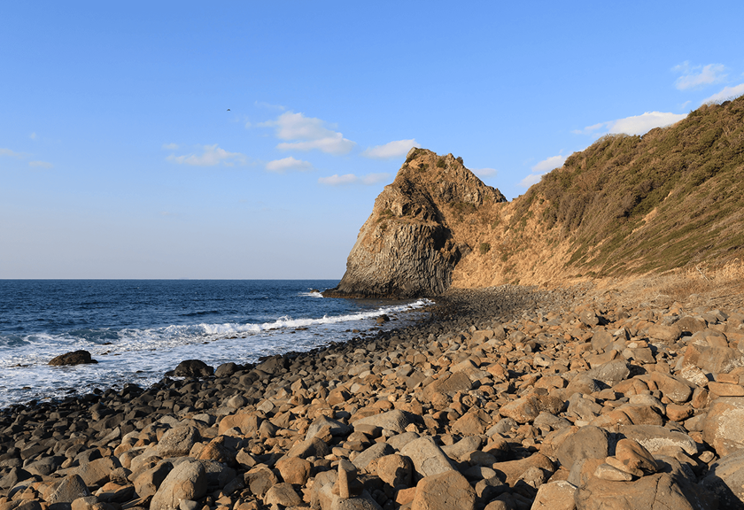 Image of rocky seashore taken using RF-S 18-45mm f/4.5-6.3 IS STM standard zoom lens