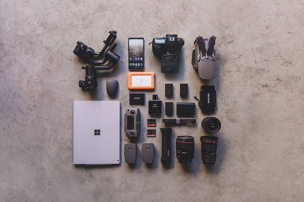 flat lay of recommended camera gear. Photo by @itchban