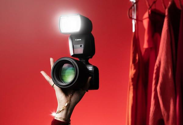 Image of EOS R5 with speedlite