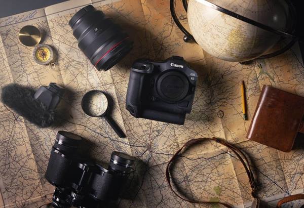 Flatlay image of EOS R3