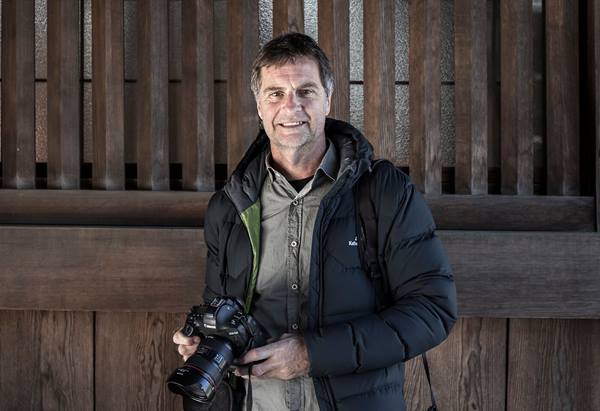 Image of Canon Master Richard I'Anson holding a Canon EOS camera
