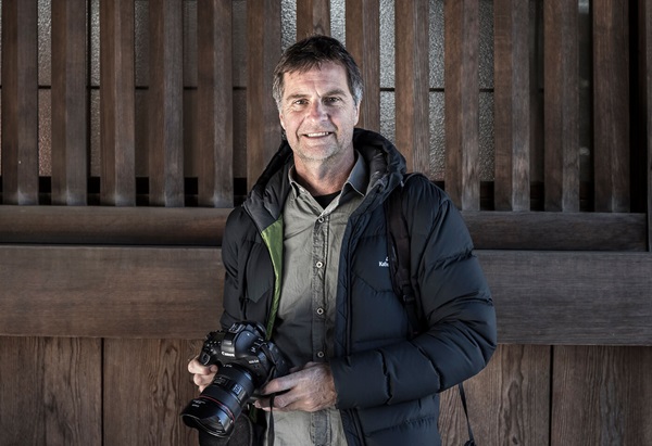 Image of Canon Master Richard I'Anson holding a Canon EOS camera