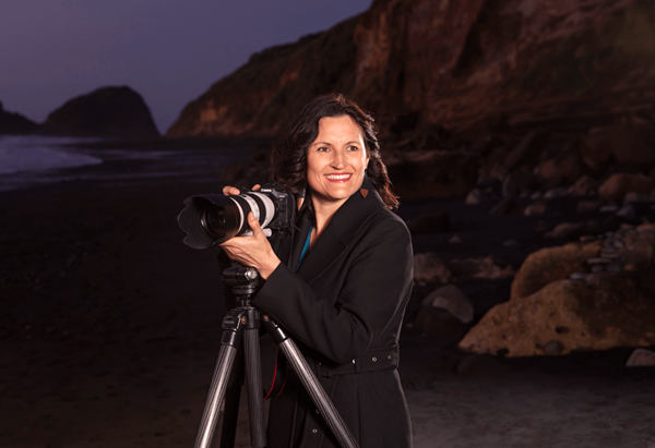 Image of Canon Master Tania Niwa holding a Canon EOS Camera