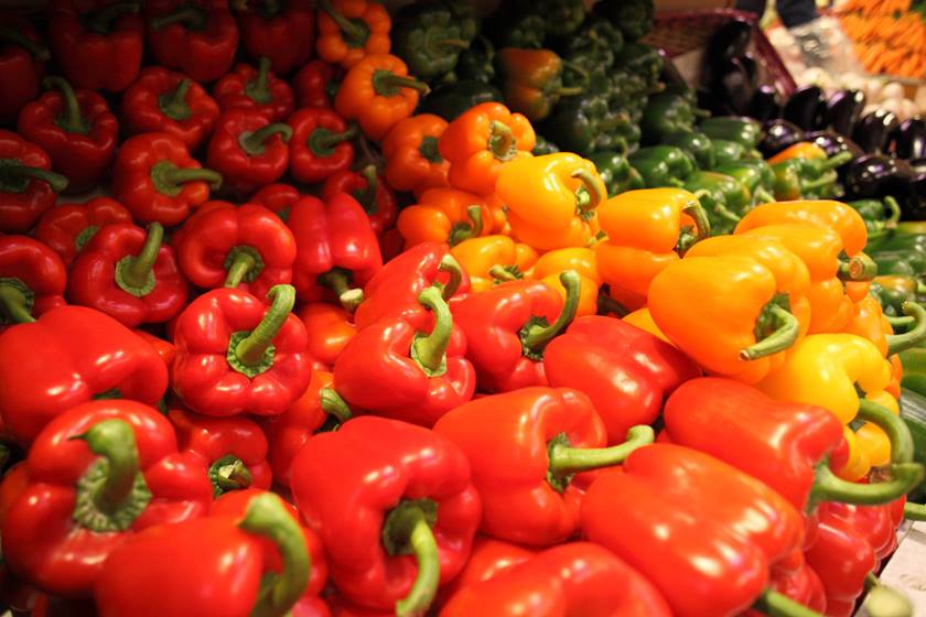 Image of multi-coloured bell peppers taken with EF 24mm f/2.8L IS USM
