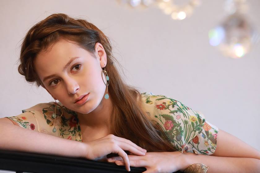 Young woman looking away from the camera