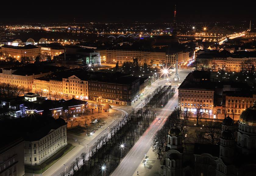 Low light image of a European city - sample photo by Canon EOS 6D Mark II