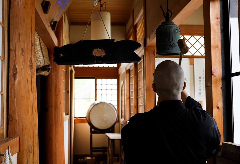 Photograph of man ringing bell taken using RF 50mm f/1.2 L USM