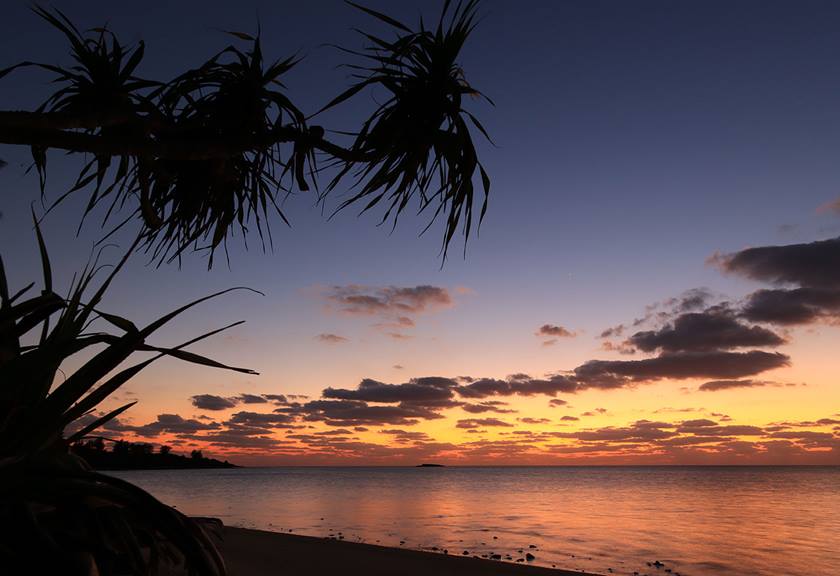 Image of sunset in the ocean taken using the EOS R100