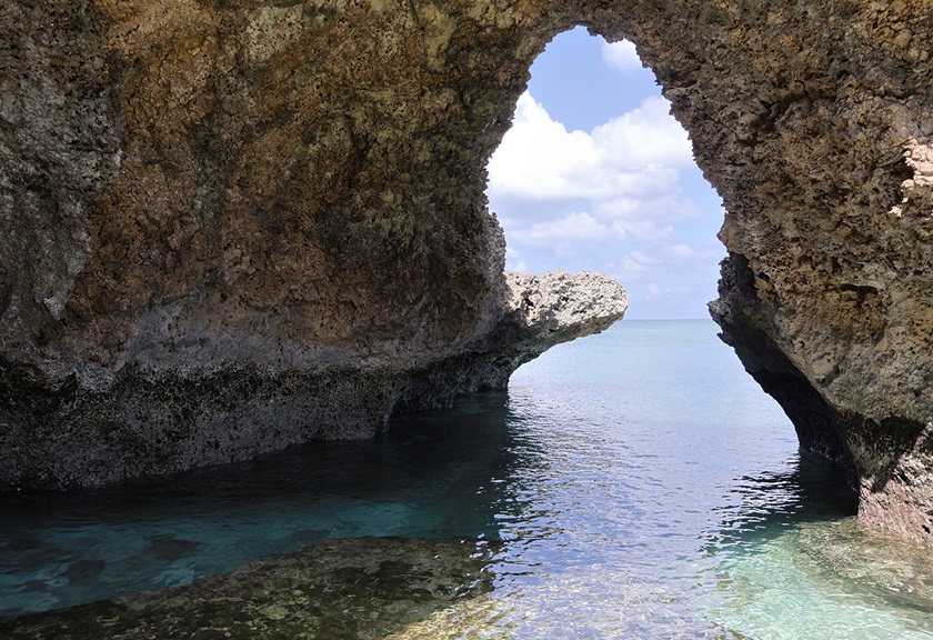 Image of a rock arch taken using the EOS R50