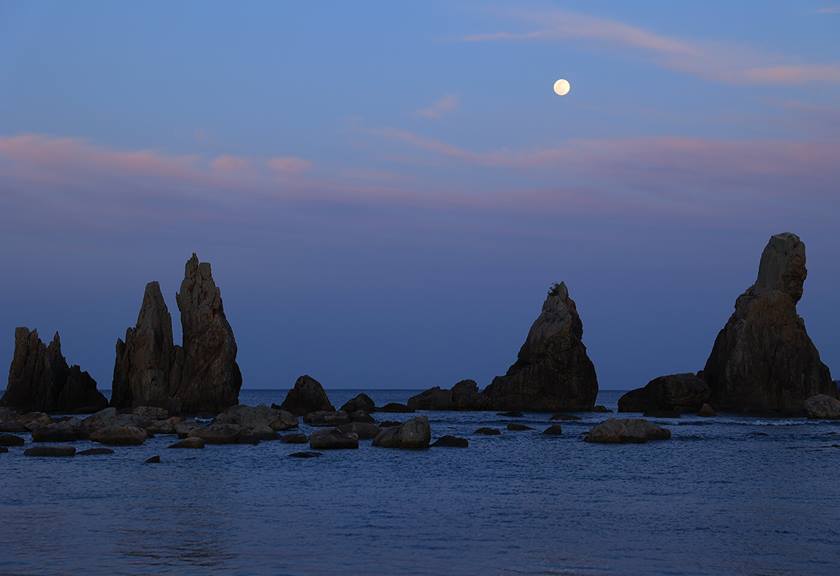 Landscape image of sea rocks taken using EOS R6