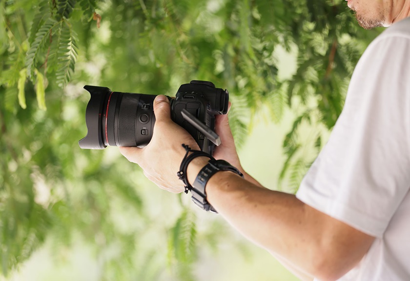 Image of a photographer utilising the RF 20mm f/1.4L VCM prime lens