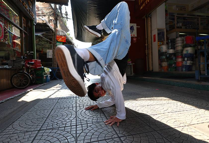 Image of a man breakdancing taken using RF 20mm f/1.4L VCM prime lens