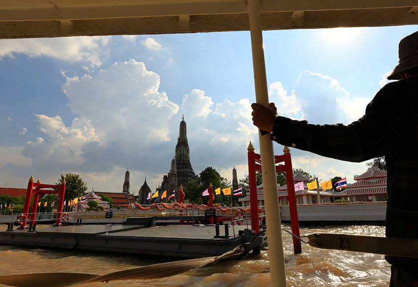 Image of Wat Arun temple taken from a boat using RF 20mm f/1.4L VCM prime lens