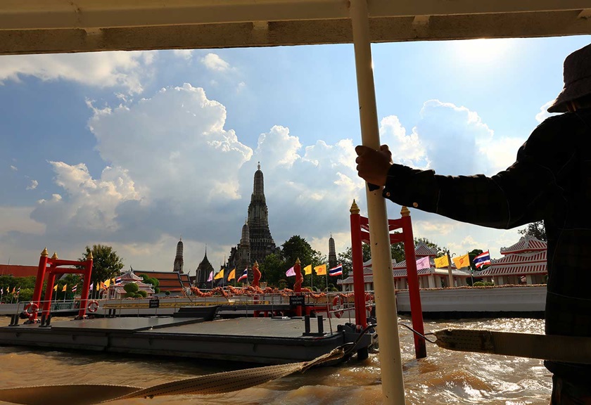 Image of Wat Arun temple taken from a boat using RF 20mm f/1.4L VCM prime lens