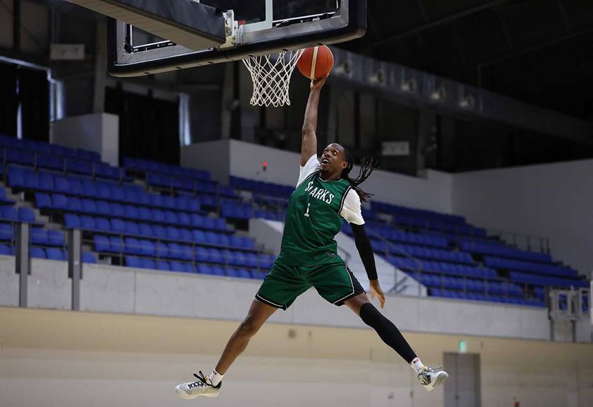 Image of a man dunking captured with RF 70-200mm f/2.8L IS USM Z lens