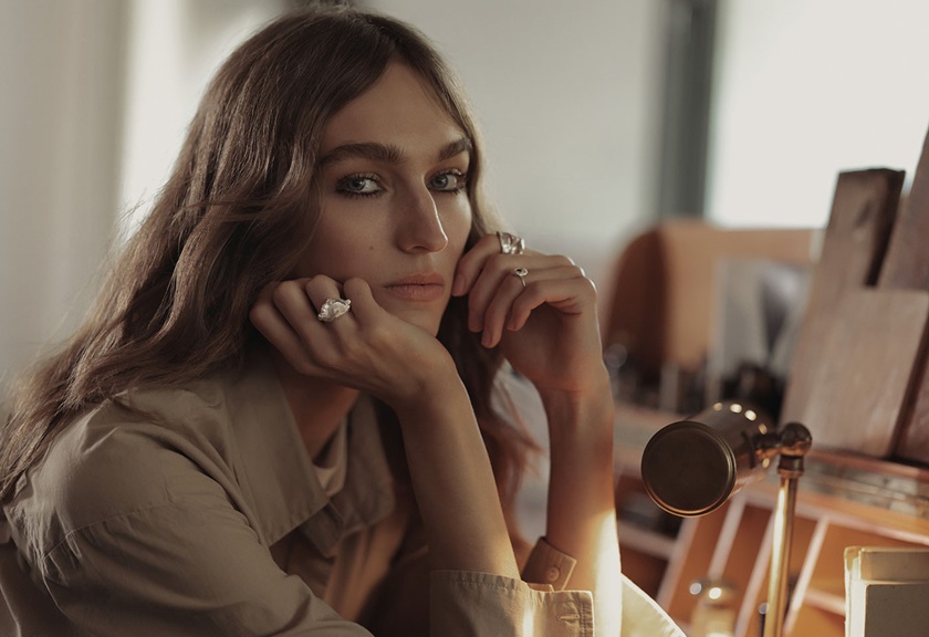 Image of a woman on her desk looking at the camera taken using the RF 85mm f/1.4L VCM lens