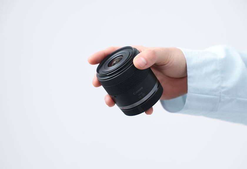 Image of the RF-S 14-30mm f/4-6.3 IS STM PZ standard zoom lens on hand