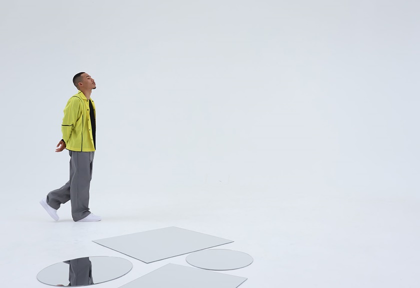 Image of a man walking around with mirrors on the floor taken using the RF-S 14-30mm f/4-6.3 IS STM PZ standard zoom lens