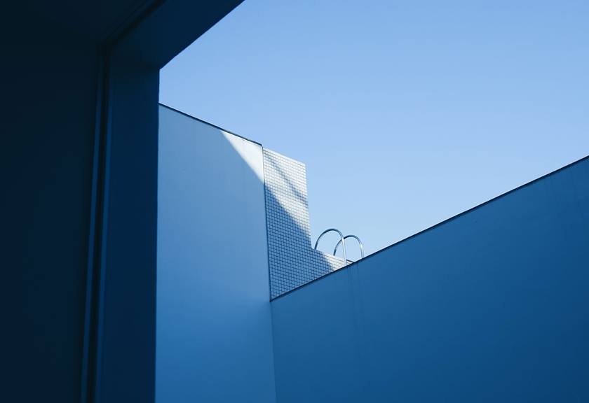 Image of a swimming pool edge taken using the RF-S 14-30mm f/4-6.3 IS STM PZ standard zoom lens