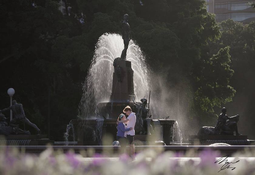 Image of a couple in front of a fountain by Canon Master Dave May