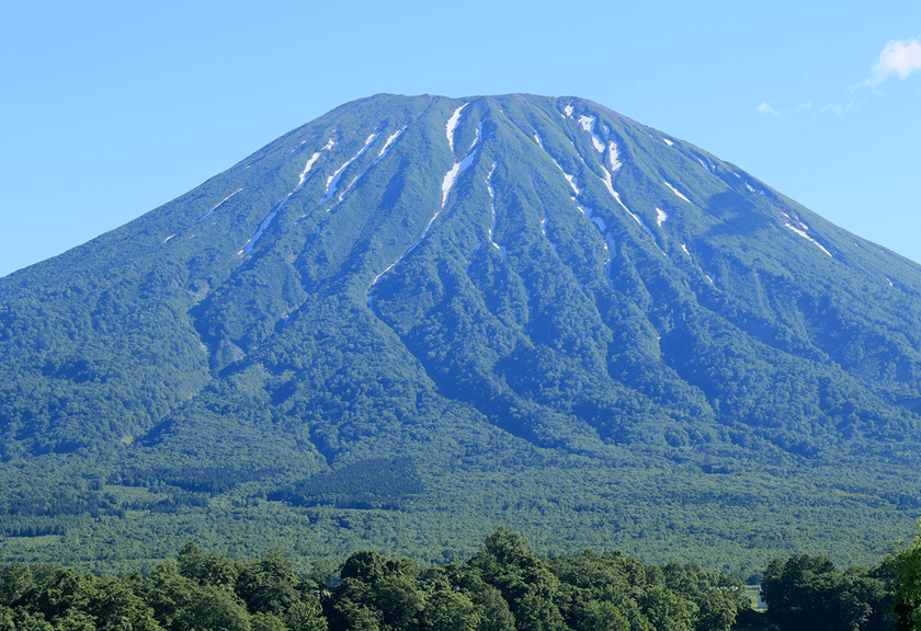 Image of a mountain shot using RF 100-400mm F5.6-8 IS USM telephoto lens
