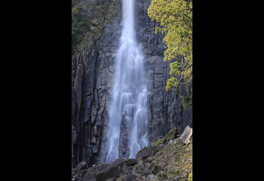 Image of waterfalls taken using RF 100-500mm f/4.5-7.1 L IS USM