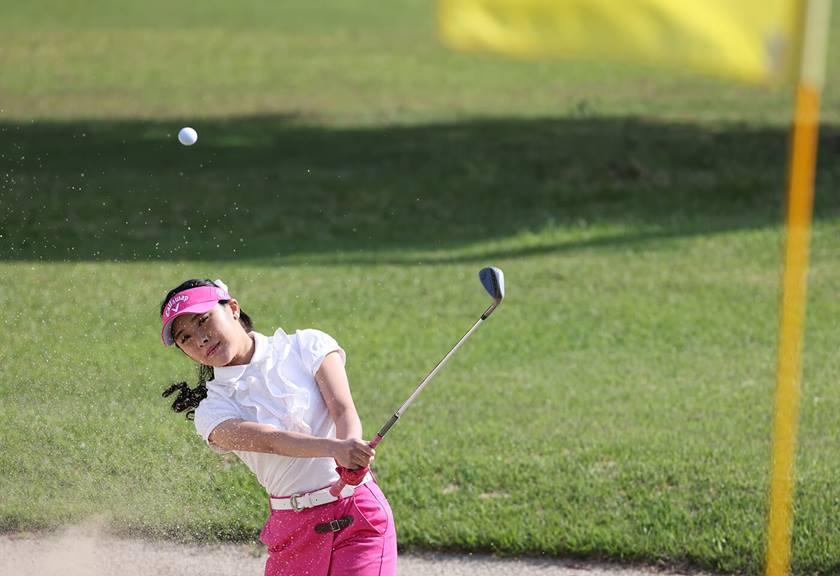 Image of a golf player taken using RF 100-500mm f/4.5-7.1 L IS USM