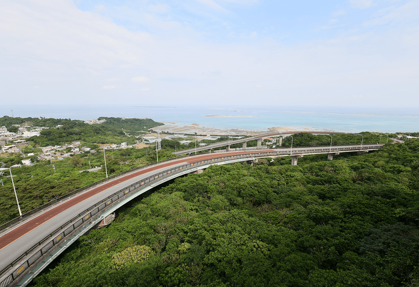 Image of a highway taken using the RF 15-30mm f/4.5-6.3 IS STM wide angle lens