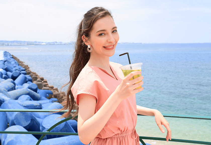 Image of a model holding a drink taken using the RF 15-30mm f/4.5-6.3 IS STM wide angle lens