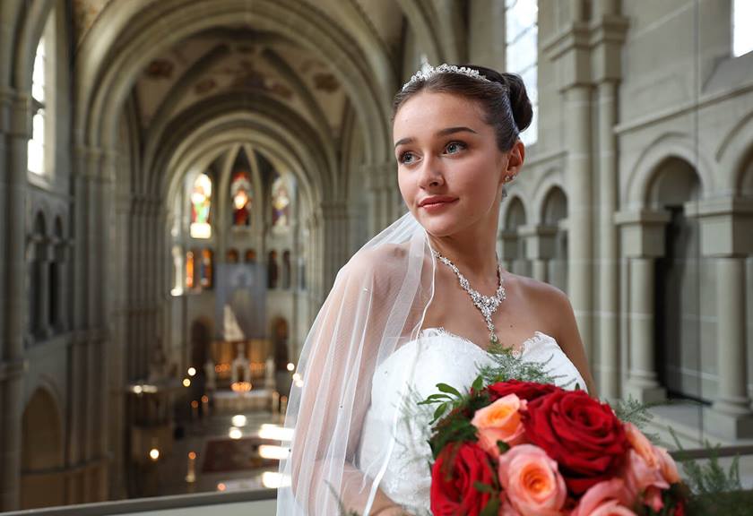 Portrait image of a bride taken with RF 15-35mm F2.8 L IS USM lens