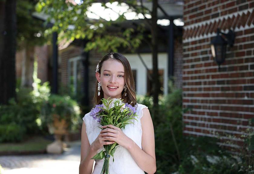 Image of a girl qith a bouquet taken using EOS R3 with RF 24-105mm f/2.8L IS USM Z 