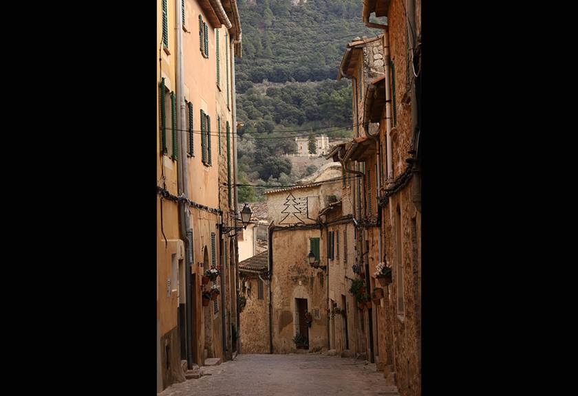 Image of an alley taken with RF 24-105mm f/4-7.1 IS STM