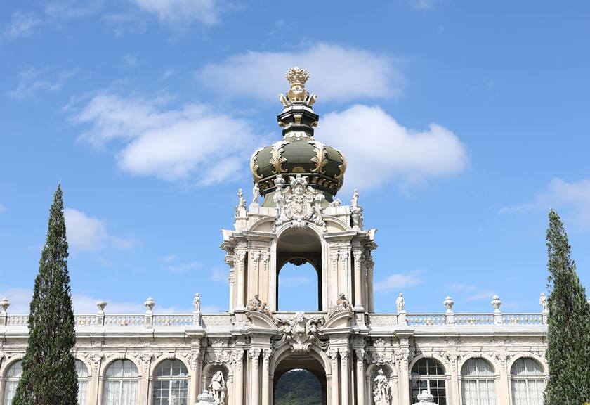 Image of a structure taken using RF 24-50mm f/4.5-6.3 IS STM standard zoom lens