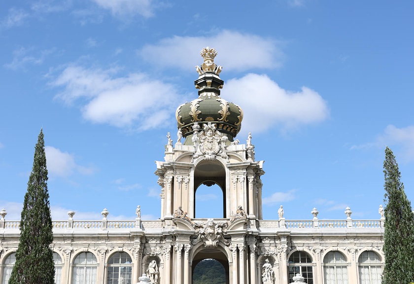 Image of a structure taken using RF 24-50mm f/4.5-6.3 IS STM standard zoom lens