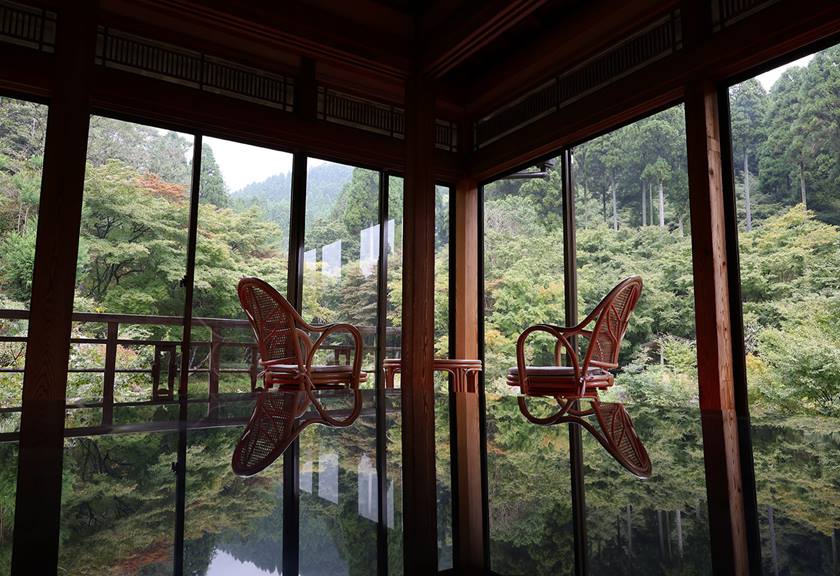 Image of a glass house taken using RF 24-50mm f/4.5-6.3 IS STM standard zoom lens