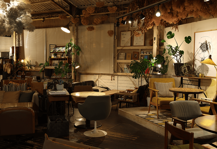 Image of cafe interiors taken using the RF 24mm f/1.8 MACRO IS STM macro lens