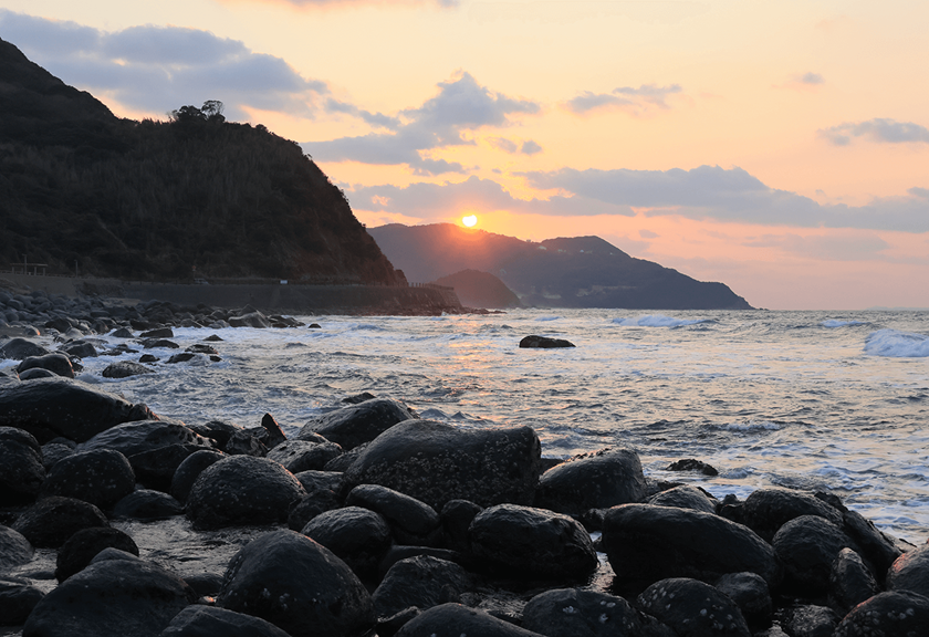 Image of rocks on the ocean taken using RF-S 18-45mm f/4.5-6.3 IS STM standard zom lens