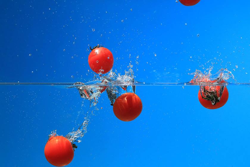 Bobbing tomatoes taken using Canon Speedlite 430EX III-RT flash