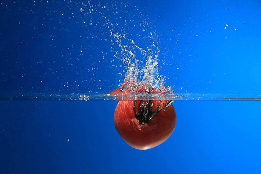 Tomato dropping into water taken using Canon Speedlite 430EX III-RT flash