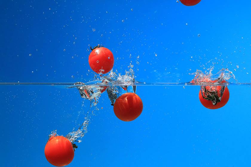Tomatoes dropping into water taken with Canon Speedlite 430EX III flash