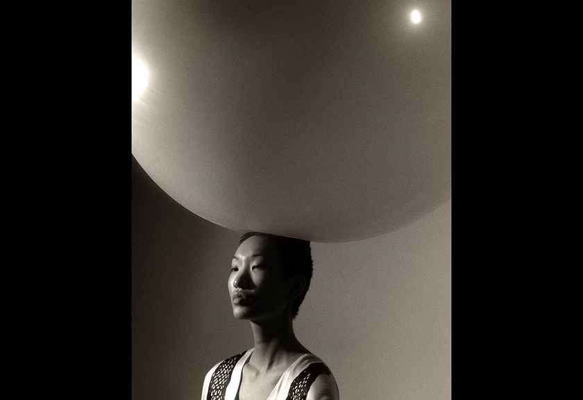 Fashion photography image of a woman with a big balloon on top of her head by Steph Pedersen