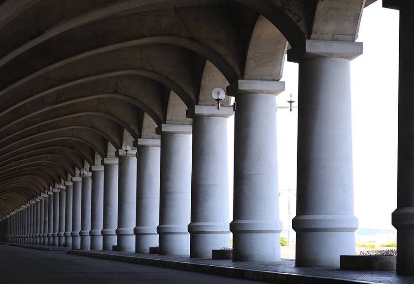Architectur columns sample image taken with TSE 90mm f2 8L Macro Tilt Shift