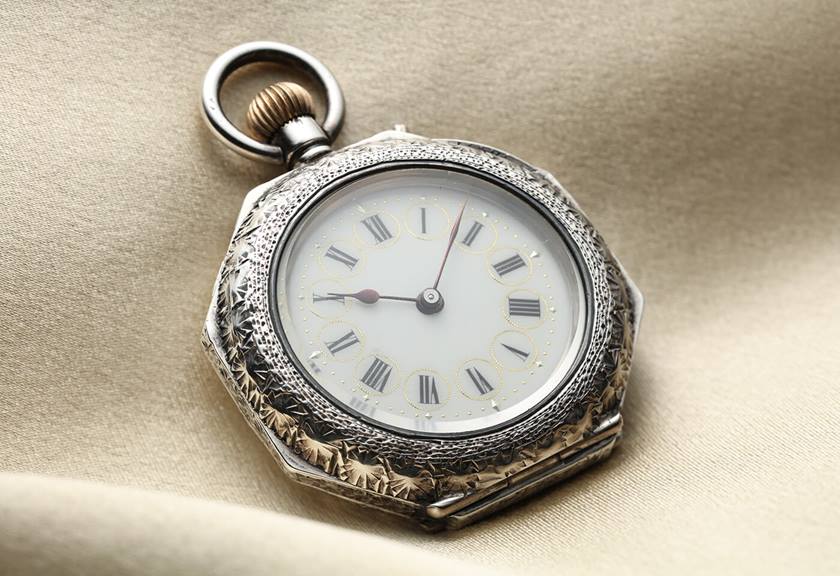 Pocket watch sample image taken with TS E 90mm f 2 8L Macro Tilt Shift