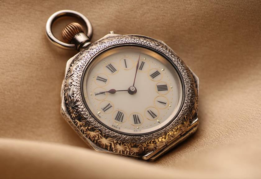 Pocket watch sample image taken with TSE 135mm f4L Macro