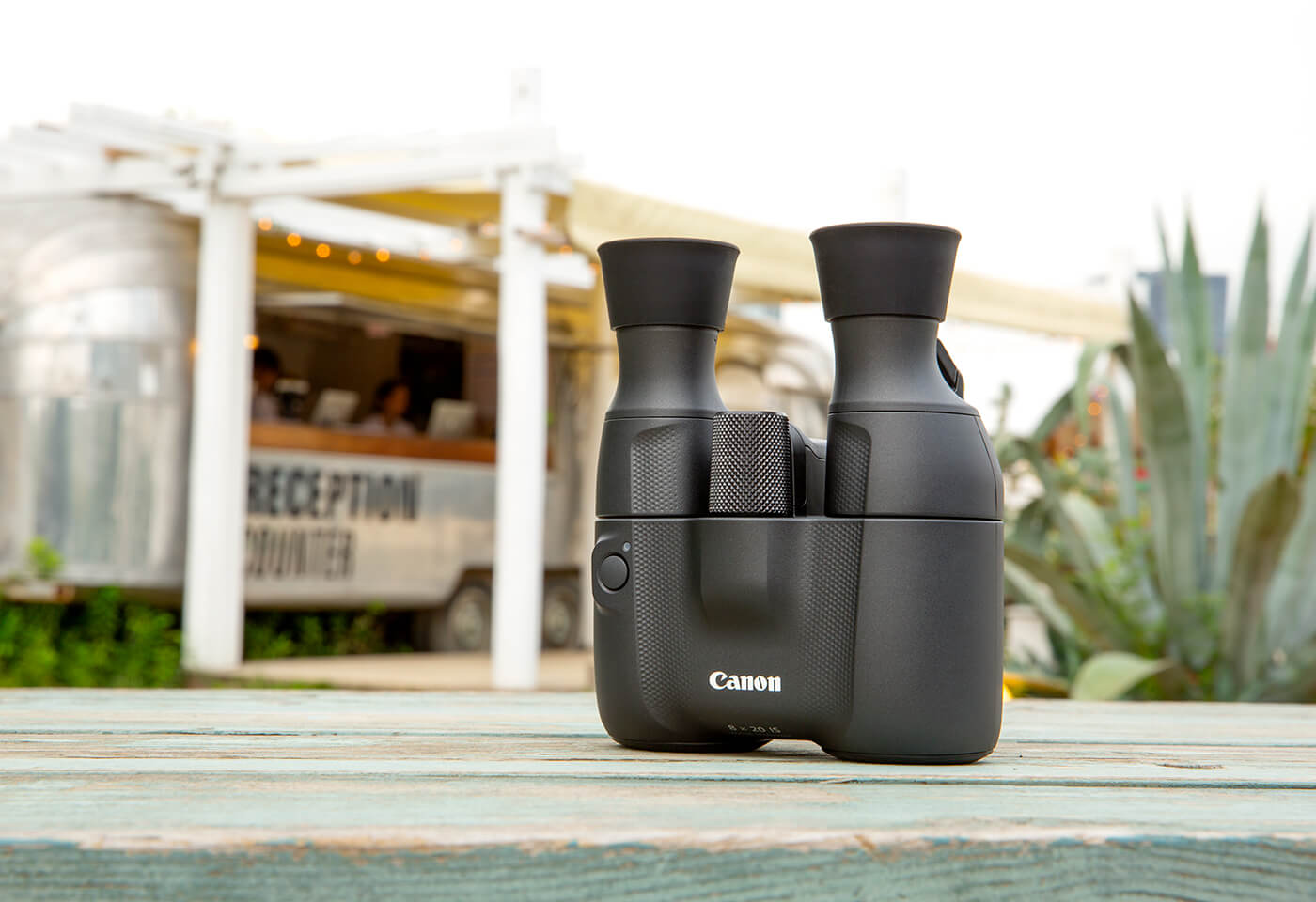 Canon 8 x 20 IS Binoculars ergonomic design