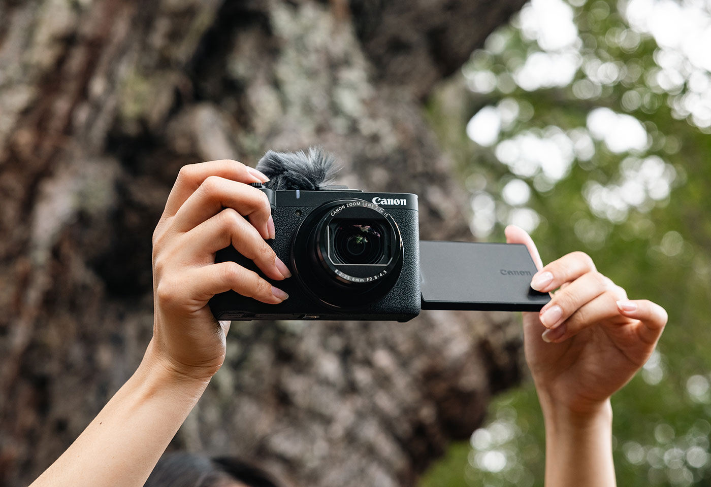 Image of the PowerShot V1 with open electronic view finder