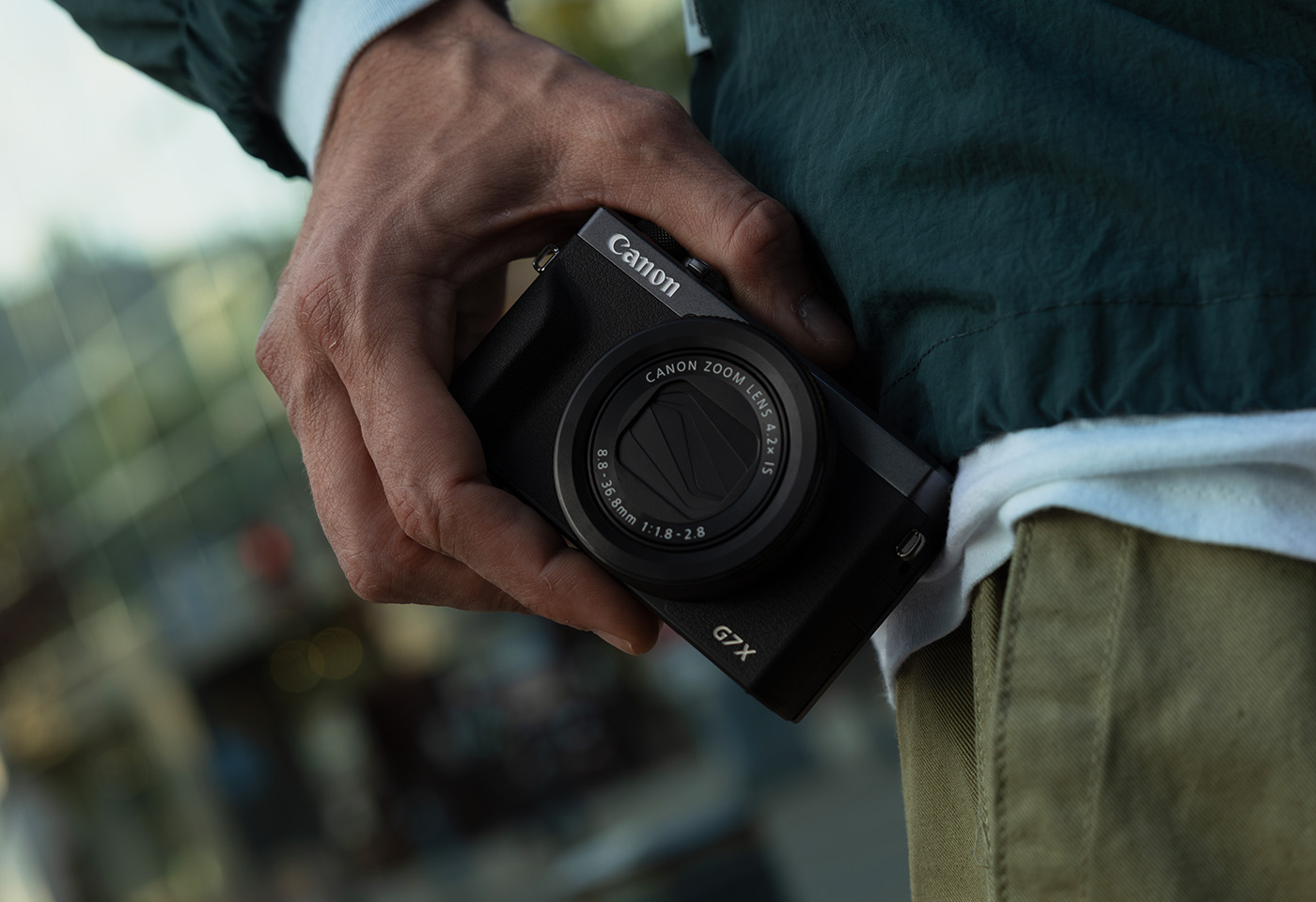 Creator using the G7 X Mark III Camera in lifestyle setting