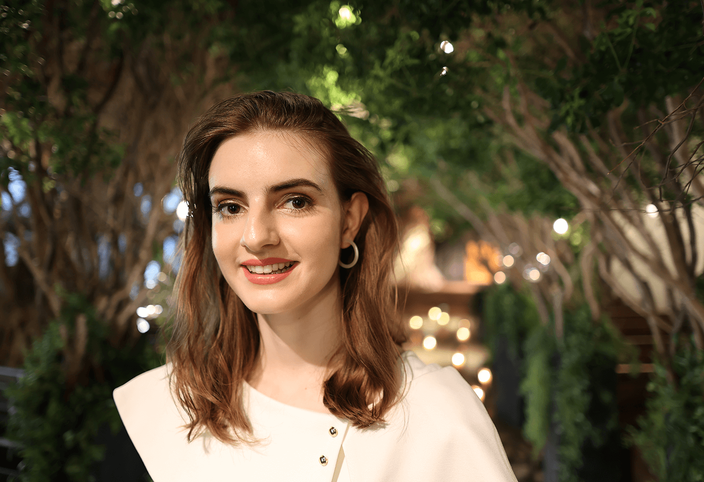 Make your subject stand out with soft blurred backgrounds with a large aperture of f/1.8