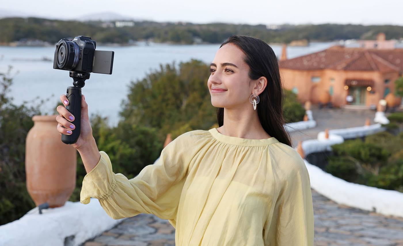 Image of a vlogger using a Canon EOS camera with the RF 28mm f/2.8 STM prime lens